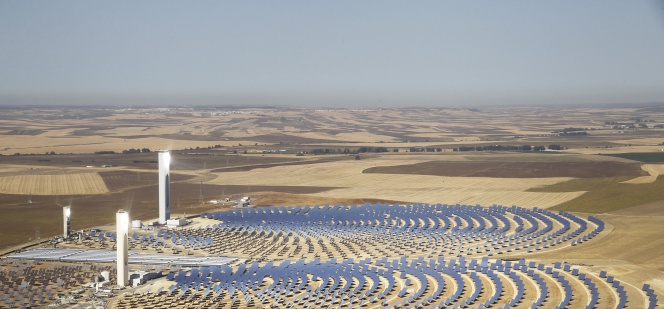 Instalaciones de energía solar de Abengoa en Sanlucar la Mayor.