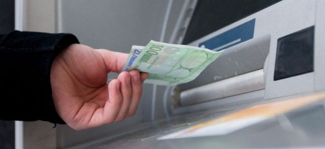Un hombre saca euros de un cajero automático. EFEArchivo