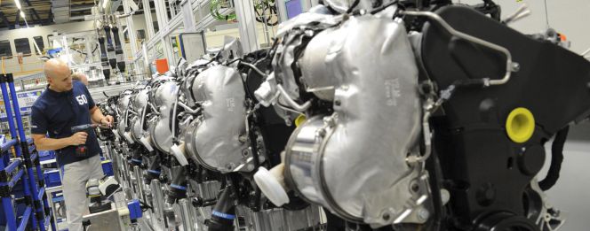 Un empleado de Volkswagen trabaja en una cadena de montaje de motores diésel MDB en la planta que la fabricante de coches tiene en Salzgitter (Alemania).