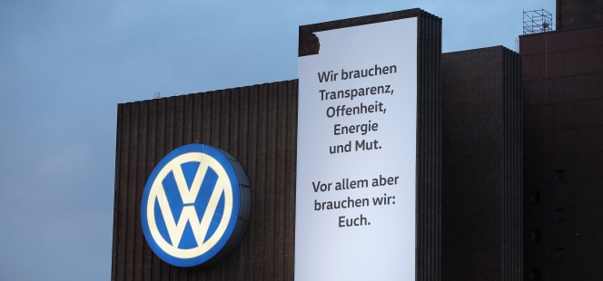 Planta de Volkswagen en Wolfsburg, con un cartel en el que se lee: "Necesitamos transparencia, apertura, energía y valentía. Pero, sobre todo, te necesitamos a ti".