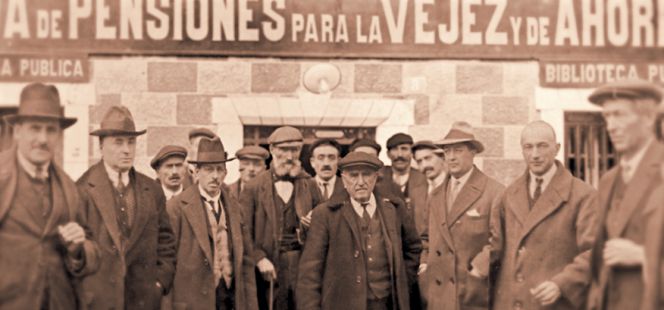 Imagen histórica de los primeros clientes de la Obra Social de La Caixa.