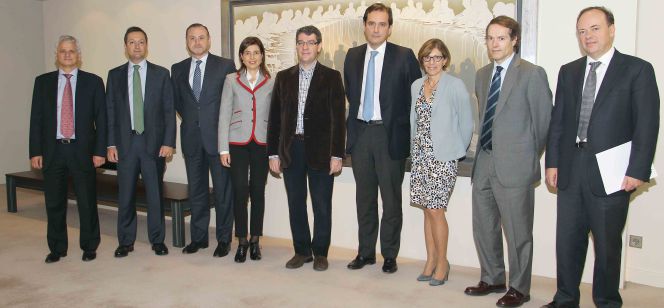De izquierda a derecha: Javier López Calvet, de Carrefour; Fernando Martínez, de PRISA; José Aljaro Navarro, de Abertis; Sandra Moreno, de Accenture Strategy; Álvaro Nadal, de la Oficina Económica del Presidente del Gobierno; Miguel Orúe-Echebarría, de Vodafone.; María Teresa Quirós, de REE; Carlos Mijangos, de Sacyr; Agustín Berasaluce, de Accenture Strategy Financial Services.