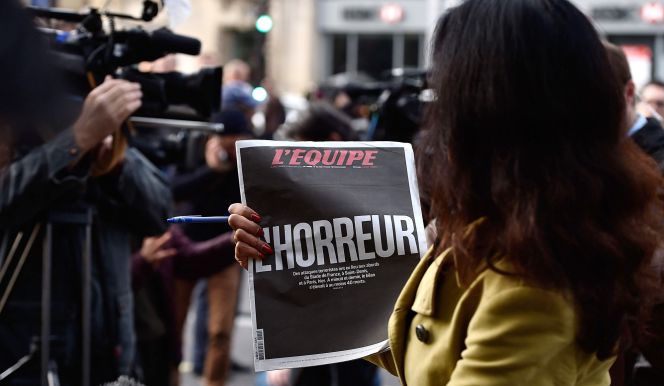 Una periodista de Sky Newssostiene la portada de L'Equipe