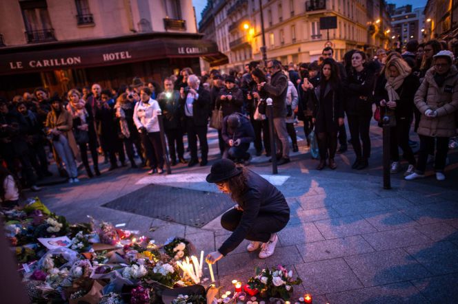 Muestras de condolencia con los fallecidos en los atentados de París.