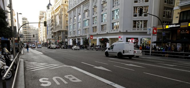 Vista del tráfico de la Gran Vía en Madrid el pasado viernes.