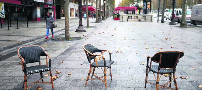 Sillas abandonadas en una calle de París.