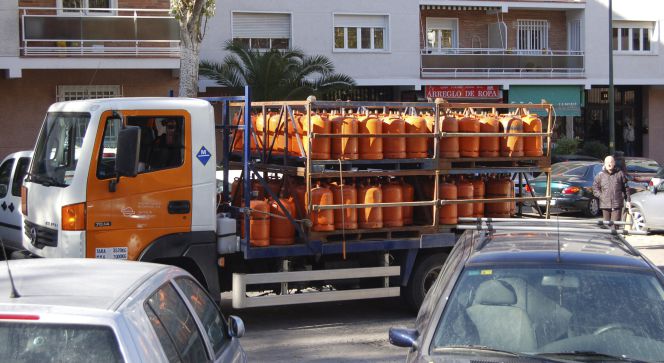 Camión de reparto de gas butano en un barrio madrileño.