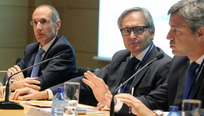 De izquierda a derecha, José María Cervera, director general Corporativo de Renta Corporación; Luis Hernández, presidente de la inmobiliaria, y David Vila, consejero delegado, durante la presentación celebrada esta mañana en la Bolsa de Madrid. Pablo Monge