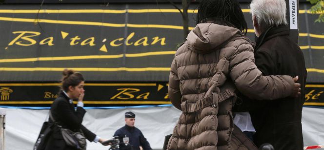 Dos personas se abrazan frente a la sala Bataclan, uno de los escenarios del atentado terrorista del viernes 13 de noviembre en París.