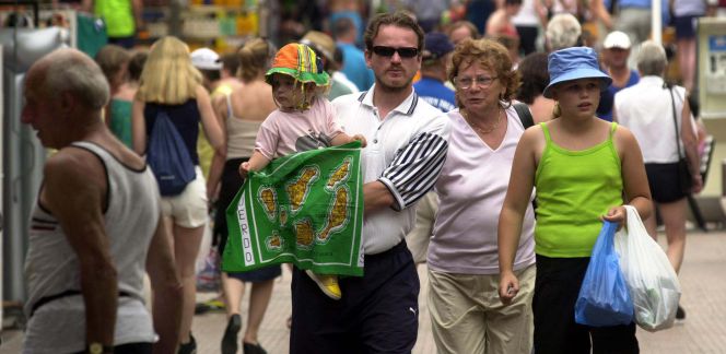 Turistas en un centro comercial en Mogan (Gran Canaria).