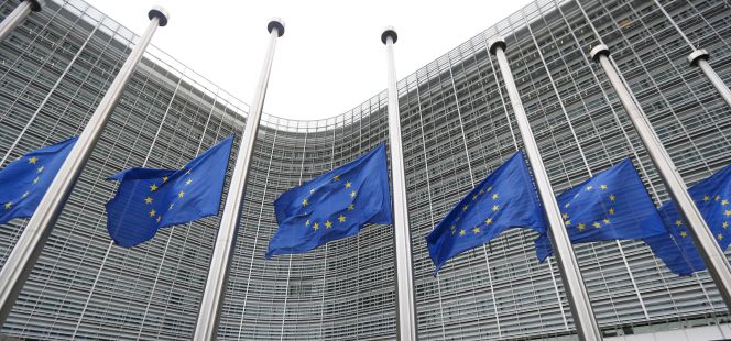 Banderas europeas en la sede de la Comisión en Bruselas.