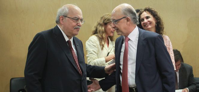El ministro de Hacienda, Cristóbal Montoro, saluda al consejero de Economía de la Generalitat, Andreu Mas-Colell, en el último Consejo de Política Fiscal y Financiera.