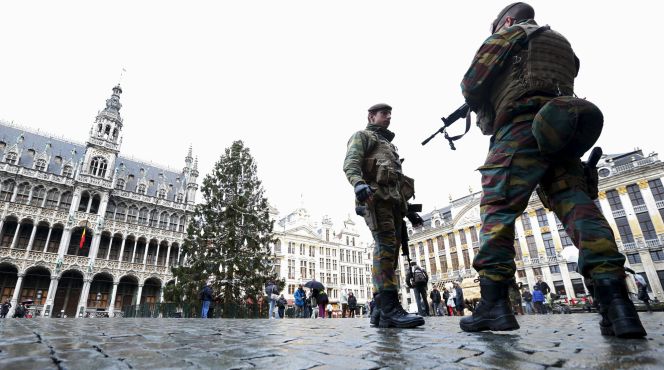 Soldados patrullan la Grand Place de Bruselas.