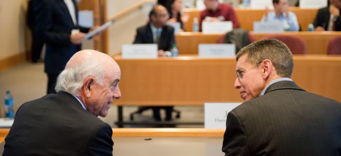 Francisco González, presidente de BBVA, junto a Jan W. Rivkin, profesor de estrategia en Harvard Business School.