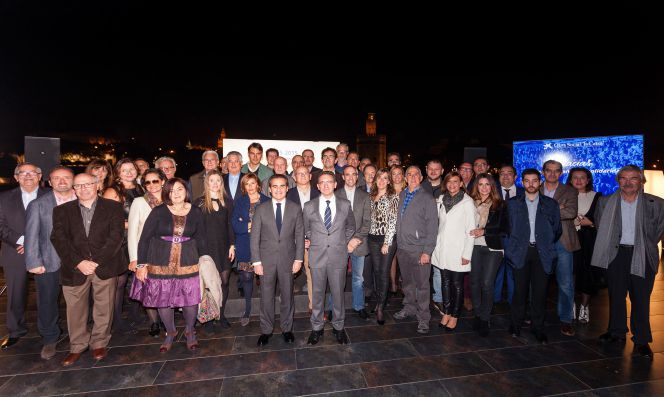 El director general de la Fundación Bancaria la Caixa, Jaume Giró, con representantes de las asociaciones de Voluntarios de la Caixa de toda España, en el acto de conmemoración del programa de Voluntarios de la Caixa, celebrado en Sevilla.