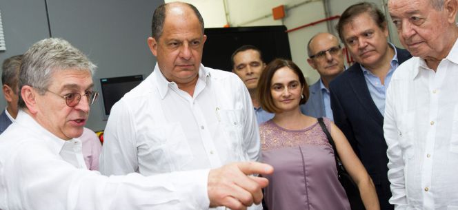 José Javier Fernández, consejero delegado de GPG, explica el funcionamiento de la central de Torito a Luis Guillermo Solís, presidente de Costa Rica, y a Salvador Gabarró, presidente de Gas Natural Fenosa.