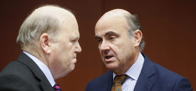 El ministro de Finanzas irlandés, Michael Noonan, conversa con el ministro español de Economía, Luis de Guindos, durante la reunión del Eurogrupo.