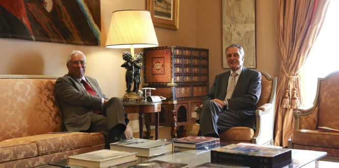 El líder socialista portugués, António Costa (izda), durante su reunión con el presidente portugués, Anibal Cavaco Silva, esta mañana en Portugal.