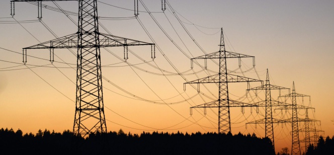 Vista de varios postes eléctricos.