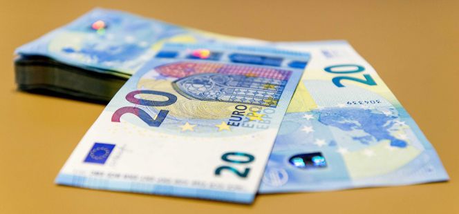 Vista de los nuevos billetes de 20 euros en el Dutch Bank de Amsterdam (Holanda).