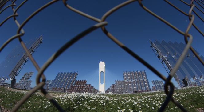 Planta solar de Abengoa en Sanlúcar la Mayor (Sevilla).rn