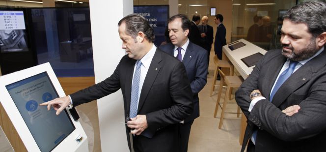 El vicepresidente de Abanca, Juan Carlos Escotet (i), junto al consejero delegado, Francisco Botas (c).