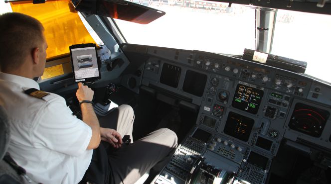 Un piloto de Iberia revisa el libro de ruta en la cabina del avión. Pablo Monge