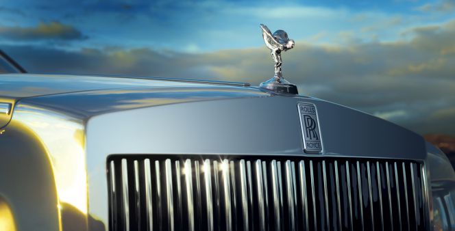 Parte frontar de un Rolls Royce Phantom, con el símbolo del Espíritu del éxtasis sobre el capó.