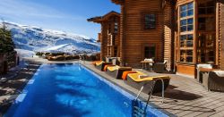 Piscina en El Lodge, con vista a Sierra Nevada.