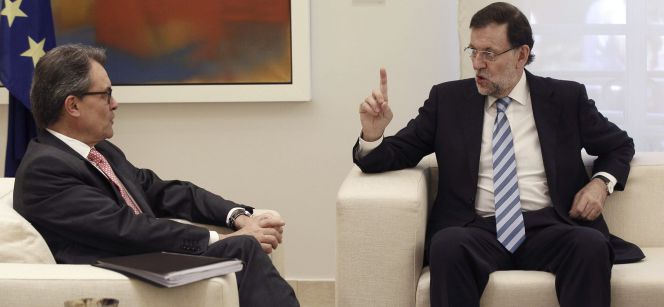 Artur Mas, presidente de la Generalitat de Cataluña (izquierda) conversando con el presidente del Gobierno, Mariano Rajoy en el Palacio de la Moncloa.