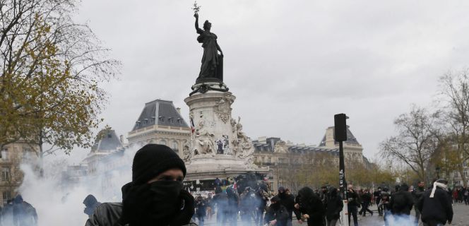 La protesta contra el cambio climático celebrada este domingo en París ha sido disuelta por la policía con gases lacrimógenos en la plaza de la República.