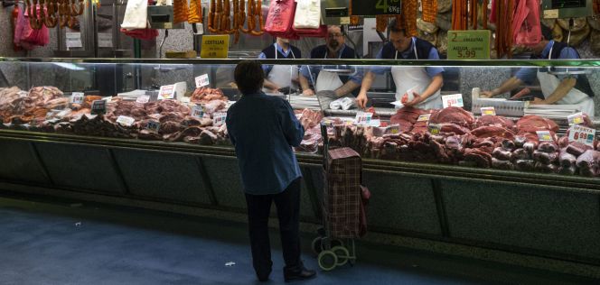 En la imagen, una carniceria en el mercado Maravillas en Madrid. EFEArchivo