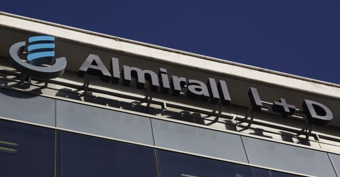 Almirall compra Poli para crecer en el segmento de la piel