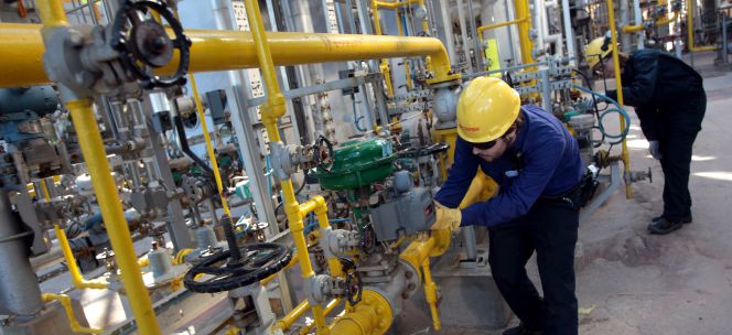 Trabajadores en una refinería en Gibraltar.