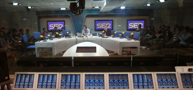 Florentino Pérez, presidente del Real Madrid, hablando con el periodista José Ramón de la Morena, durante el programa El Larguero de la Cadena Ser.