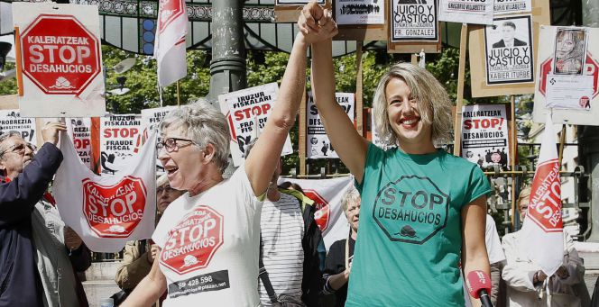La plataforma Kaleratzeak Stop Desahucios de Gipuzkoa tras suspenderse la subasta de la vivienda de Elizabet Ibarra (d), que tiene una hija menor de edad.