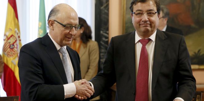 El ministro de Hacienda y Administraciones Públicas, Cristóbal Montoro (i), y el presidente de la Junta de Extremadura, Guillermo Fernández Vara (d).