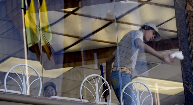 Empleado en un establecimiento de McDonald's