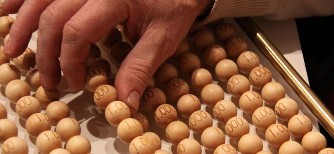 Bolas del sorteo de la lotería de Navidad con los premios de 1.000 euros.