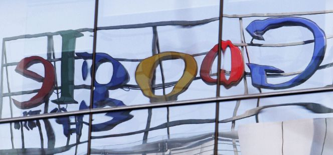 Logotipo de Google reflejado en una ventana de la sede de la compañía en Pekín (China).