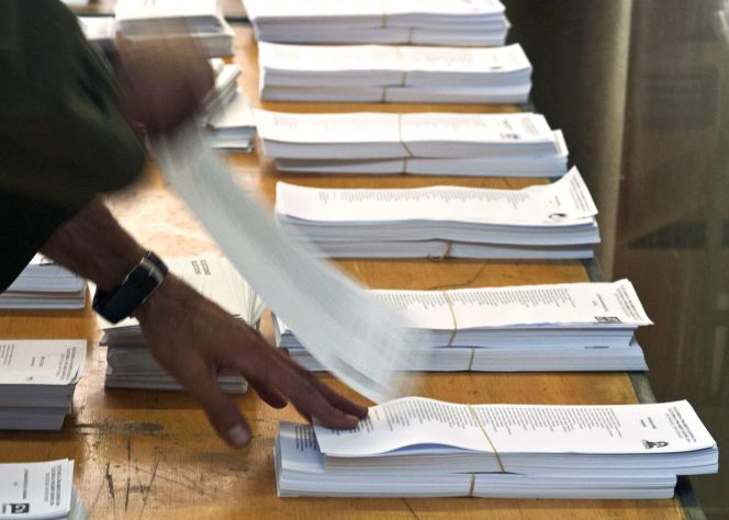 Un votante en las elecciones autonómicas y municipales