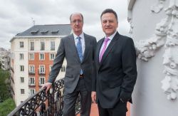 Tony Leon, asesor sénior de K2 Intelligence (en primer plano), y Bruce Goslin, director ejecutivo de K2 Intelligence Madrid.