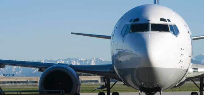 Un avión aterriza en un aeropuerto.
