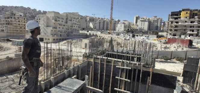 Obreros trabajan en la construcción de un edificio de viviendas.