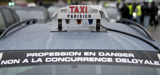 Taxi durante el paro convocado por el sector en París (Francia) contra la plataforma Uber.