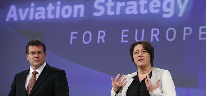 La comisaria de Transporte, Violeta Bulc, y el vicepresidente de la CE para la Unión Energética, Maros Sefcovic.