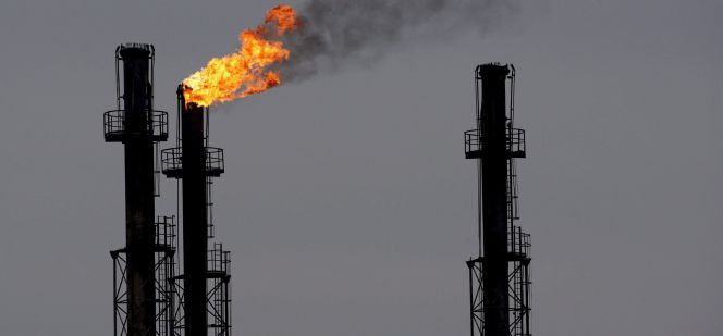 Chimeneas en la refinería de gas y petróleo de Brazi, al norte de Bucarest, Rumanía.