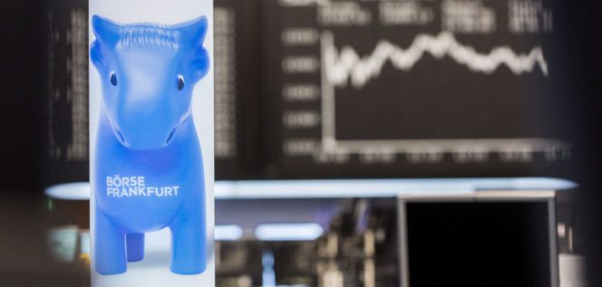 Un panel electrónico muestra la evolución del índice selectivo DAX 30 del mercado de valores de Fráncfort, en Alemania.