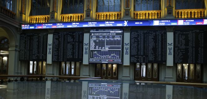 Monitor informativo en la bolsa de Madrid que muestra las variaciones del principal indicador de la Bolsa española, el IBEX 35.