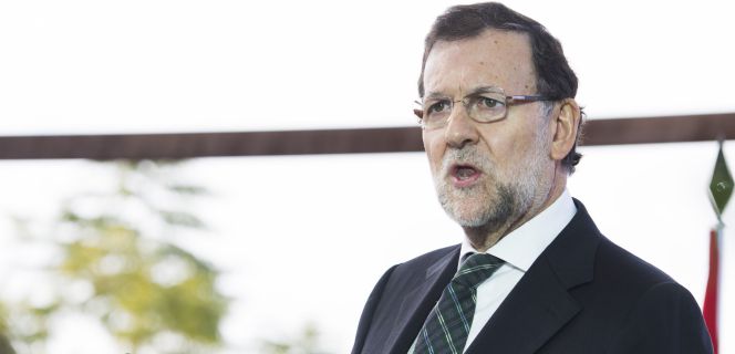 El presidente del Gobierno, Mariano Rajoy, interviene durante un acto electoral en un restaurante del puerto de Sevilla. EFERaúl Caro